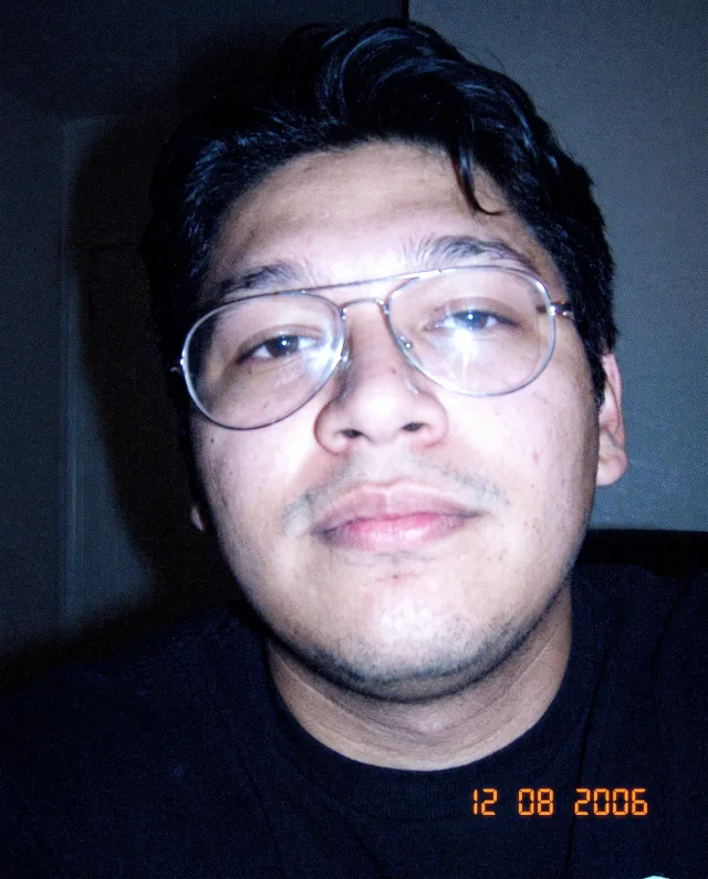 Selfie Y2K de cámara digital con fecha